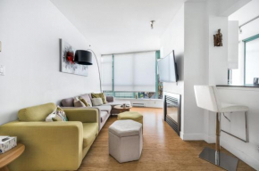 Bright 2 bedroom condo downtown with free parking